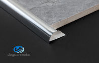 Las esquinas redondas cuartas decorativas de la pared del borde de IQNET del ajuste de aluminio de la teja forman color plata brillante