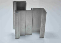 El polvo cubrió el aluminio 6005 T5 sacó los perfiles, formas estructurales de aluminio