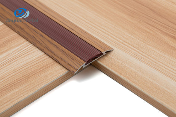 Borde anti de aluminio que sospecha, escalera de madera de la escalera del resbalón del ODM del grano que sospecha para la alfombra
