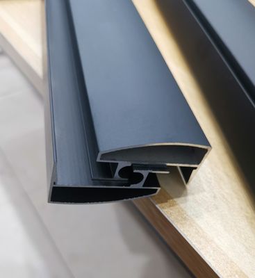 Perfil de ducha de aluminio para el baño de la pista superior con recubrimiento de polvo negro anodizado