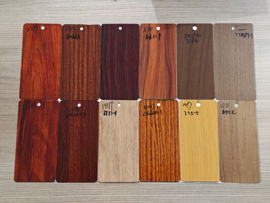 Perfiles de extrusión de aluminio 6063 T5 con veta de madera